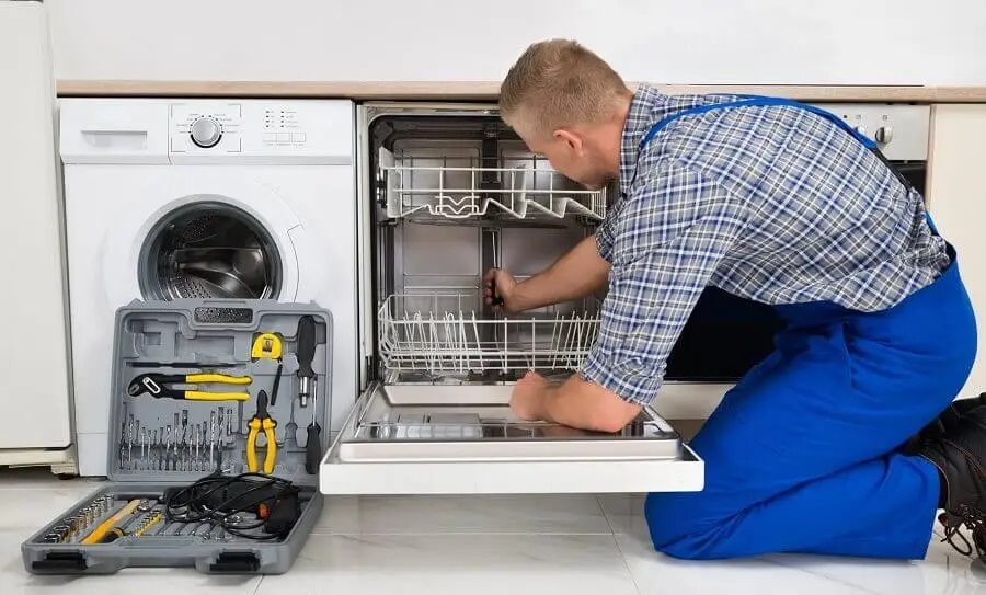 Cumayeri Hitachi servisi teknisyen ekibi beyaz eşya tamiri yaparken